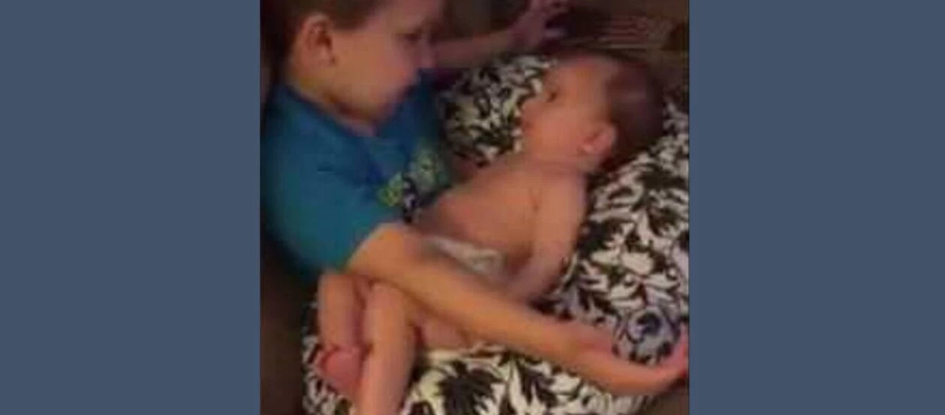 Αγοράκι τραγουδάει στο αδερφάκι του και «ρίχνει» το διαδίκτυο (βίντεο)